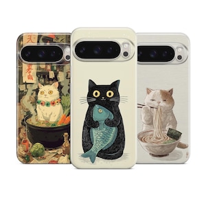 Könnte beinhalten: Drei Handyhüllen mit Katzenillustrationen. Eine zeigt eine weiße Katze in einer Suppenschüssel, eine andere eine schwarze Katze, die einen Fisch hält, und die dritte eine Katze, die Nudeln isst. Die Hüllen haben einen cremefarbenen Rand.