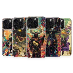 Pode incluir: Uma coleção de cinco capas de telemóvel com obras de arte vibrantes e surreais. Cada capa apresenta um design único com temas de fantasia sombria, incluindo figuras demoníacas, caveiras e imagens psicodélicas. As capas têm uma borda transparente e um acabamento brilhante.