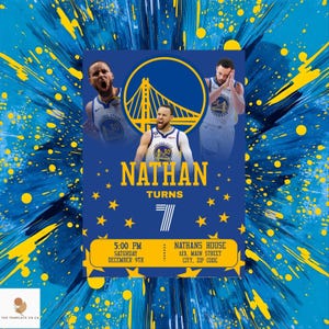 Puede incluir: Una invitación de cumpleaños con un fondo abstracto azul y amarillo. La invitación presenta imágenes de un jugador de baloncesto, el texto "NATHAN TURNS 7" y detalles del evento. También está presente el logotipo de los Golden State Warriors.