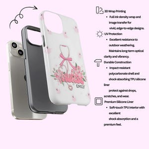 Może przedstawiać: Białe etui na telefon z r&oacute;żowym wzorem stetoskopu, r&oacute;żowymi kwiatami i imieniem "Emily". Etui pokazane jest w warstwach, ze srebrnym telefonem i czarnym etui wewnętrznym. Zawiera druk 3D i ochronę przed promieniowaniem UV.