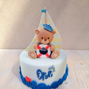 Topper orsetto marinaio. Primo Compleanno tema mare. Scritta One. Pasta di zucchero, Decorazione per torte scenografiche e/o centro tavola.