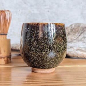 Cuenco japonés para matcha hecho a mano – Kiyomizu-yaki – Elegante cerámica de Kioto – Negro y dorado – Cerámica para la ceremonia del té