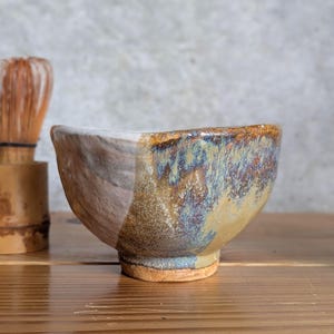 Handmade Japanese Matcha Bowl – Gentle Earth-Tone Glaze – Tea Ceremony Pottery – Wabi Sabi Aesthetic