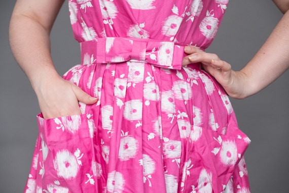 50s summer dress / Pink and white / Floral / Smal… - image 3