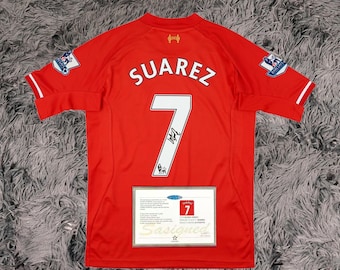 Camisa oficial do Liverpool, modelo 13/14, assinada por Luis Suárez - Certificado de Autenticidade - 2013
