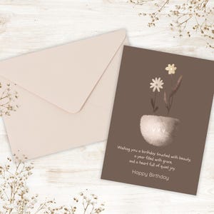 Cartão de aniversário para impressão Cartão de aniversário floral elegante com flores marrom escuro e bege Desejos de feliz aniversário para mãe, irmã, amiga para baixar