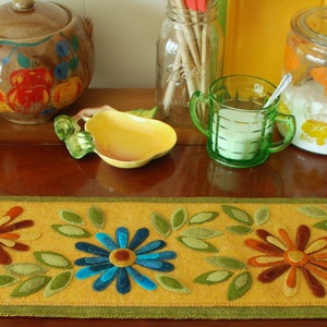 Wool applique pattern quilt table runner folk art stencil &quot;American Kitchen 1947&quot; 32&quot; x 8&quot; wool colorful felted hand dyed rug hooking wool
