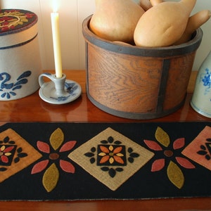 Wool applique PATTERN quilt &quot;Amish Inspired&quot; 34&quot; x 10&quot; table runner penny rug folk art quilt block felt primitive hand dyed wool fabric