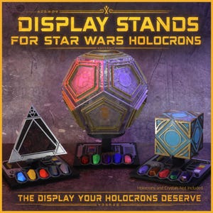 Könnte beinhalten: Drei schwarze Präsentationsständer für Star Wars Holocrons mit bunten Kristallakzenten. Der Text lautet: DISPLAY STANDS FOR STAR WARS HOLOCRONS und THE DISPLAY YOUR HOLOCRONS DESERVE. Holocrons und Kristalle sind nicht enthalten.