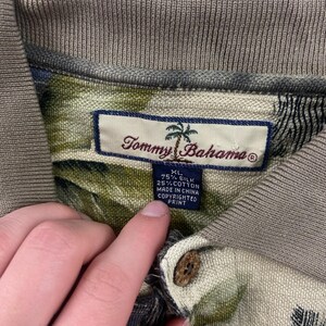 Camisa polo Tommy Bahama para hombre, talla XL, color verde, seda y algodón, estampado tropical de hojas de palmera. imagen 3