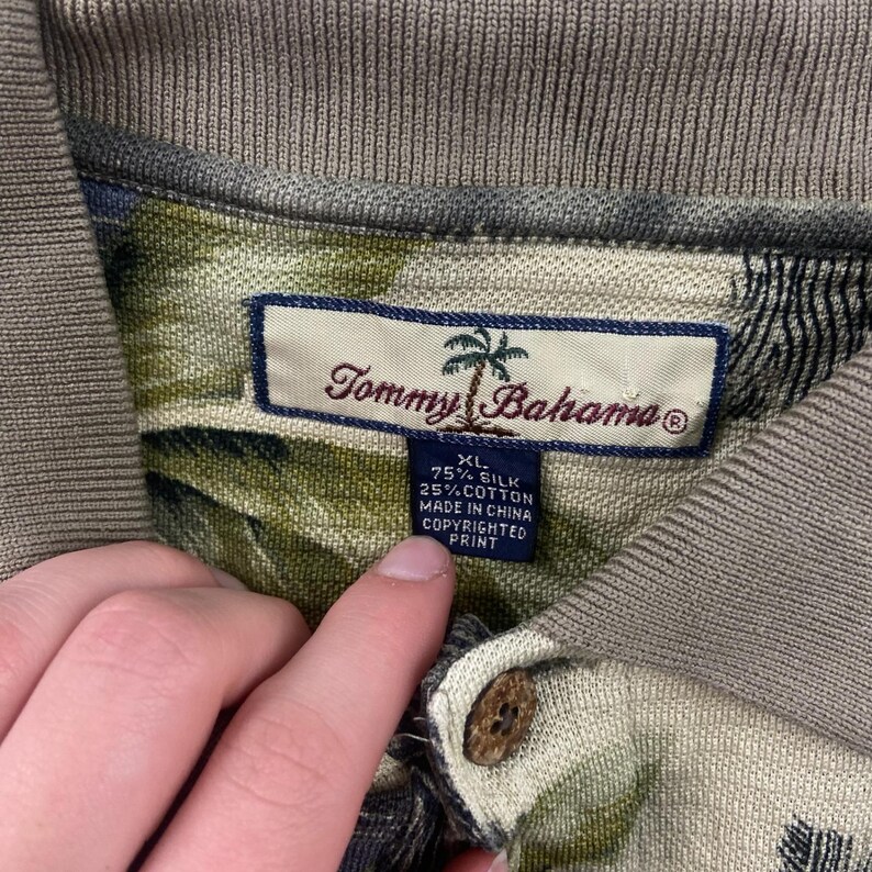 Camisa polo Tommy Bahama para hombre, talla XL, color verde, seda y algodón, estampado tropical de hojas de palmera. imagen 3