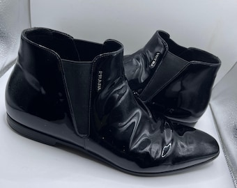 Botas Chelsea Prada para hombre, talla 10.5, color negro, charol, con logo lateral.