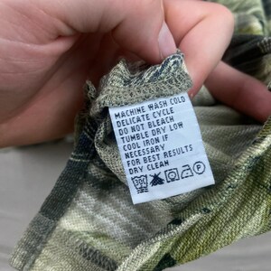 Camisa polo Tommy Bahama para hombre, talla XL, color verde, seda y algodón, estampado tropical de hojas de palmera. imagen 4