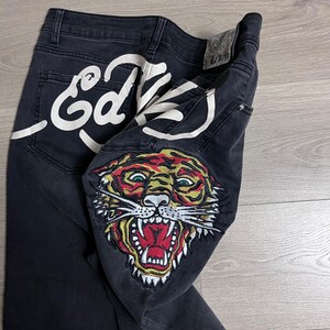 Y2K Ed Hardy denim flare jeans met tijger geborduurd logo achterkant donkere wassing Maat 32 afbeelding 3