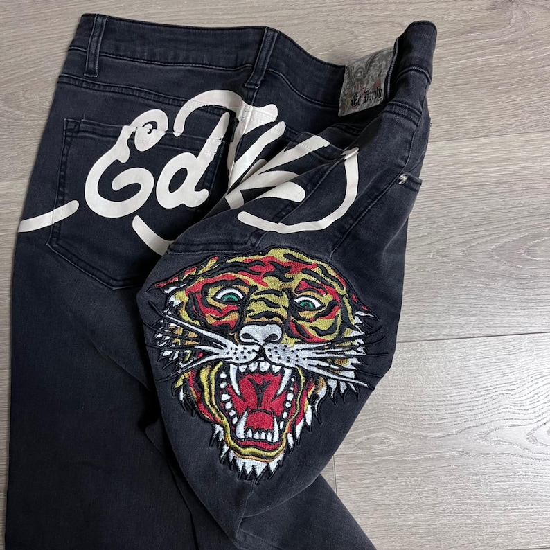 Y2K Ed Hardy denim flare jeans met tijger geborduurd logo achterkant donkere wassing Maat 32 afbeelding 3
