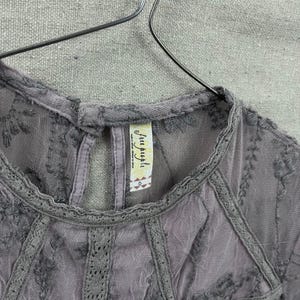 Sukienka mini z koronki Laurel w kolorze brudnego bzu z haftowaną siateczką Free People, rozmiar 6 zdjęcie 3
