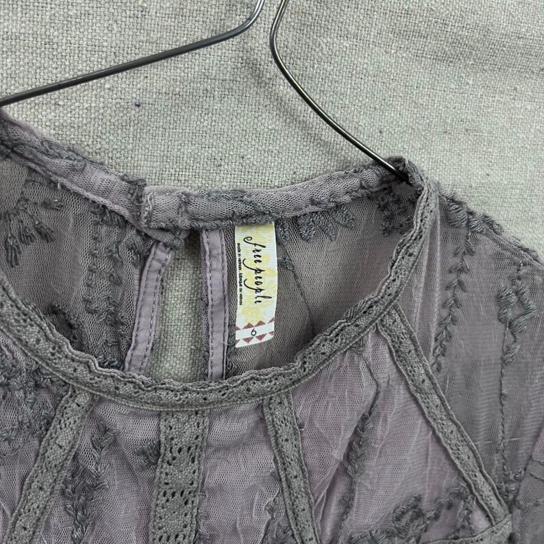 Sukienka mini z koronki Laurel w kolorze brudnego bzu z haftowaną siateczką Free People, rozmiar 6 zdjęcie 3