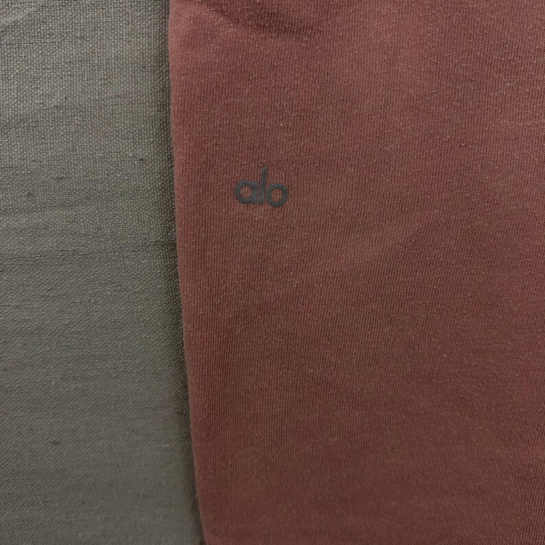 Alo Yoga Jogger Sweatpants Womens Medium Pink Fleece Zipper Pockets Tapered Leg image 2