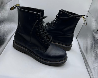 Botas de combate Dr. Martens 1460 para mujer, talla 8, cuero liso negro, con 8 ojales y cordones.