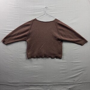 Maglione corto da donna Free People in misto lana marrone con scollo a V e orlo sfilacciato, taglia M immagine 2