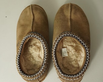 Pantuflas UGG Tasman para mujer, talla 7, color marrón castaño, ante, trenza bordada, modelo 5955