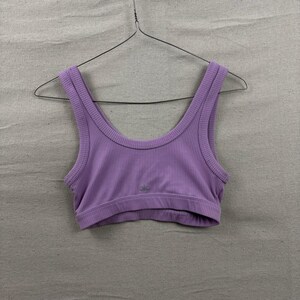 Biustonosz sportowy Alo Yoga Ribbed Sports Bra damski, średni, fioletowy, z okrągłym dekoltem, do uprawiania sportu zdjęcie 2