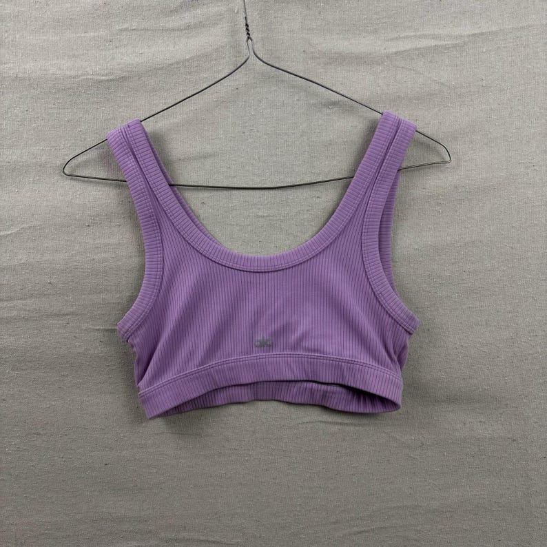 Biustonosz sportowy Alo Yoga Ribbed Sports Bra damski, średni, fioletowy, z okrągłym dekoltem, do uprawiania sportu zdjęcie 2