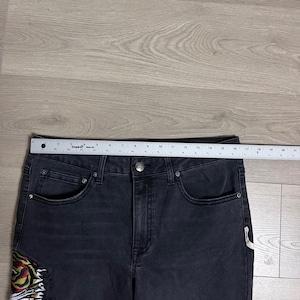 Y2K Ed Hardy denim flare jeans met tijger geborduurd logo achterkant donkere wassing Maat 32 afbeelding 7