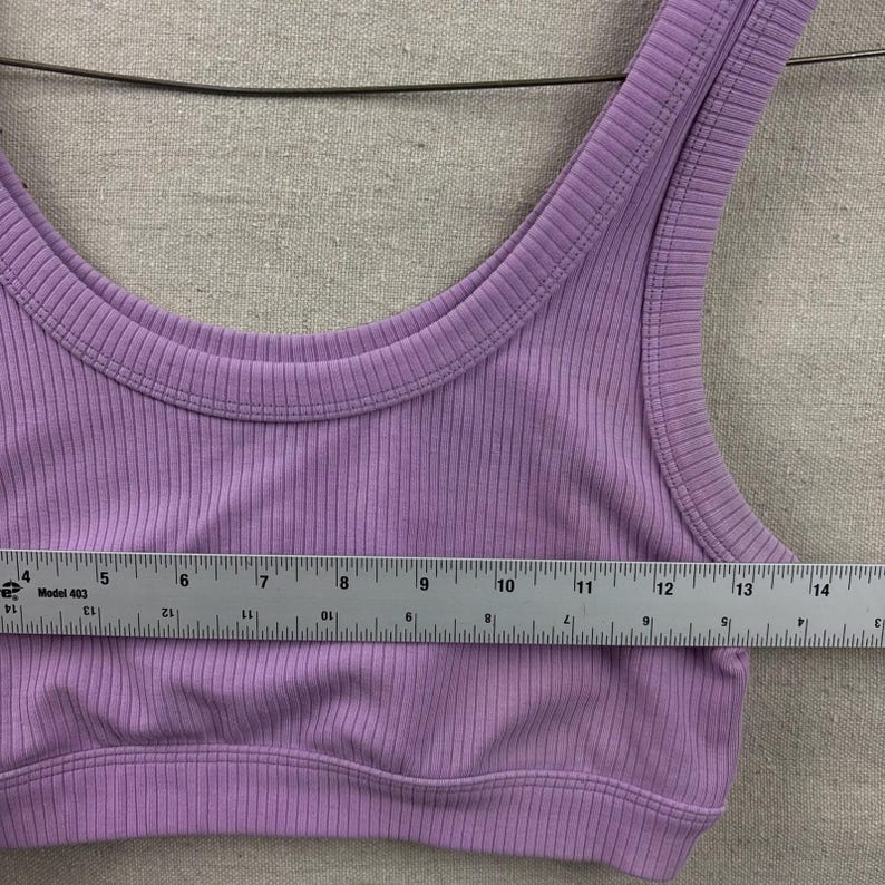 Biustonosz sportowy Alo Yoga Ribbed Sports Bra damski, średni, fioletowy, z okrągłym dekoltem, do uprawiania sportu zdjęcie 4
