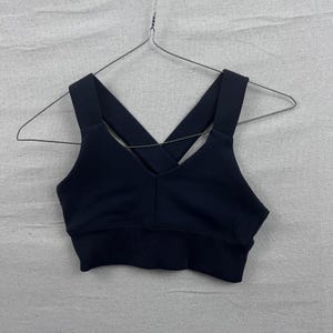 Alo Yoga sportbeha kleine zwarte geribbelde geribbelde v-hals sportkleding dames afbeelding 2