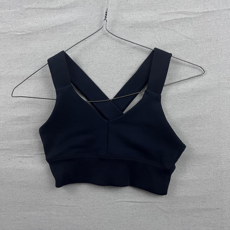 Alo Yoga sportbeha kleine zwarte geribbelde geribbelde v-hals sportkleding dames afbeelding 2