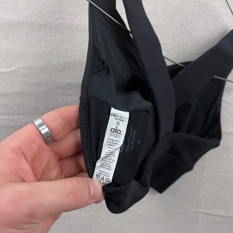 Alo Yoga sportbeha kleine zwarte geribbelde geribbelde v-hals sportkleding dames afbeelding 4