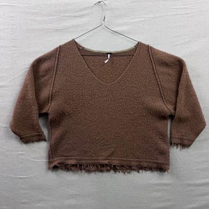 Maglione corto da donna Free People in misto lana marrone con scollo a V e orlo sfilacciato, taglia M immagine 1