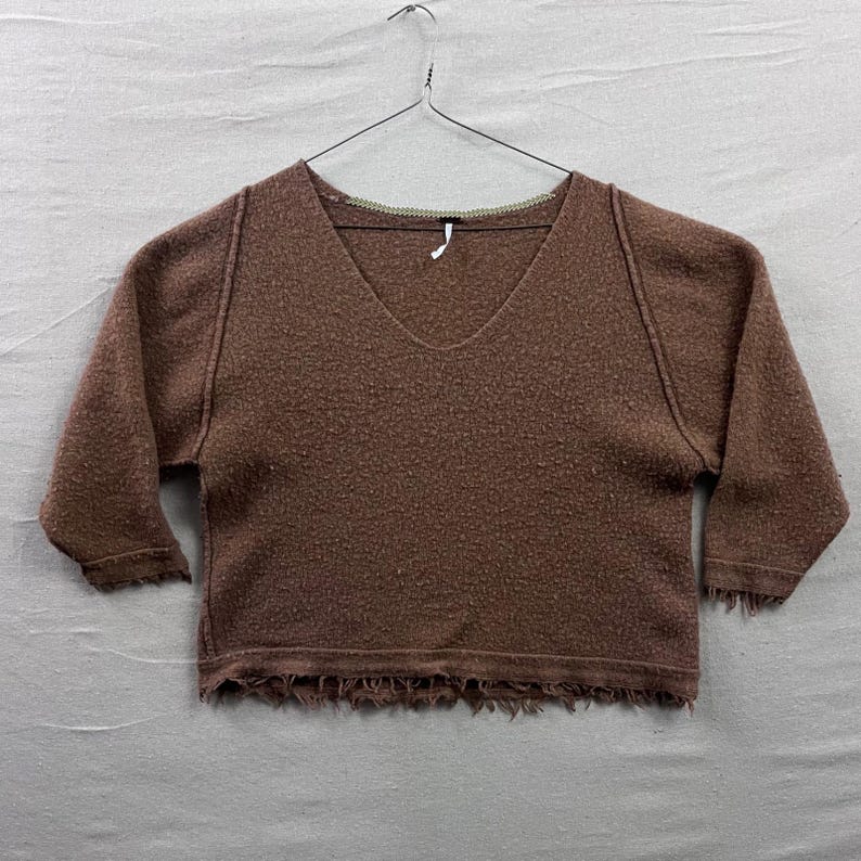Maglione corto da donna Free People in misto lana marrone con scollo a V e orlo sfilacciato, taglia M immagine 1