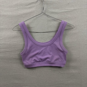 Biustonosz sportowy Alo Yoga Ribbed Sports Bra damski, średni, fioletowy, z okrągłym dekoltem, do uprawiania sportu zdjęcie 1