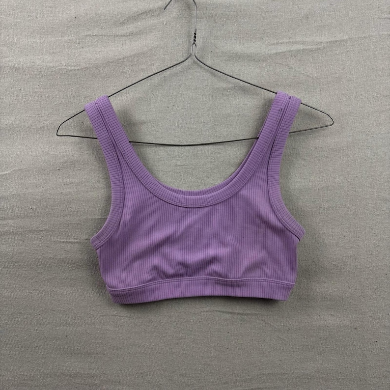 Biustonosz sportowy Alo Yoga Ribbed Sports Bra damski, średni, fioletowy, z okrągłym dekoltem, do uprawiania sportu zdjęcie 1