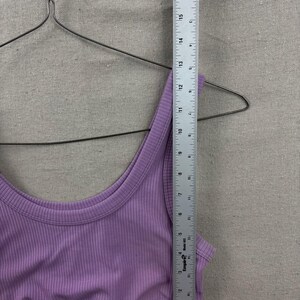 Biustonosz sportowy Alo Yoga Ribbed Sports Bra damski, średni, fioletowy, z okrągłym dekoltem, do uprawiania sportu zdjęcie 5