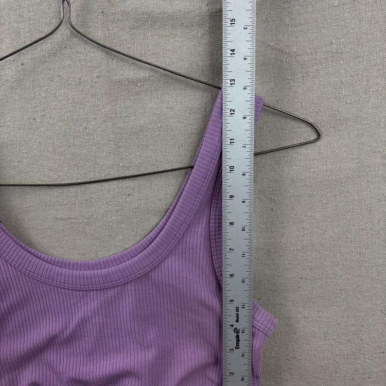 Biustonosz sportowy Alo Yoga Ribbed Sports Bra damski, średni, fioletowy, z okrągłym dekoltem, do uprawiania sportu zdjęcie 5