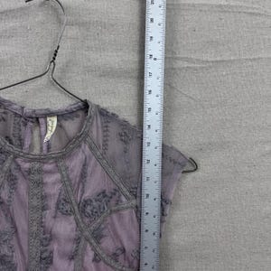 Sukienka mini z koronki Laurel w kolorze brudnego bzu z haftowaną siateczką Free People, rozmiar 6 zdjęcie 8