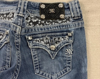Jeans Miss Me Bootcut para mujer, talla 27, color azul, con lentejuelas, efecto desgastado y tiro bajo.