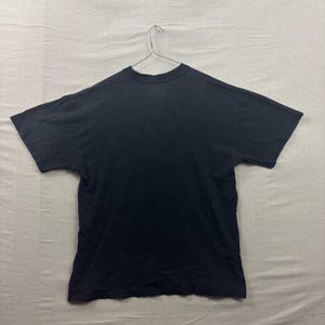Camiseta gráfica Darc Sport Wolves Club para hombre, talla grande, color negro, con estampado Memento Mori. imagen 2