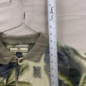 Camisa polo Tommy Bahama para hombre, talla XL, color verde, seda y algodón, estampado tropical de hojas de palmera. imagen 7