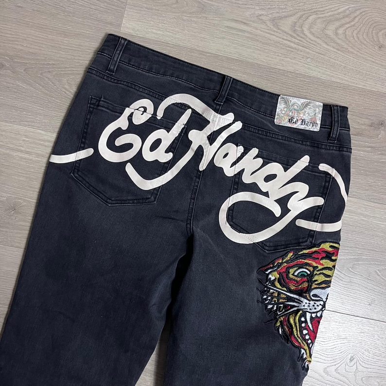 Y2K Ed Hardy denim flare jeans met tijger geborduurd logo achterkant donkere wassing Maat 32 afbeelding 2