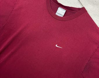 Camiseta vintage Nike Y2K con logo bordado en burdeos y rojo descolorido, talla XL