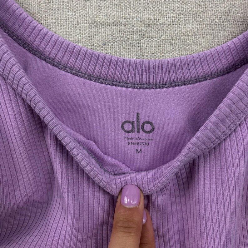 Biustonosz sportowy Alo Yoga Ribbed Sports Bra damski, średni, fioletowy, z okrągłym dekoltem, do uprawiania sportu zdjęcie 3