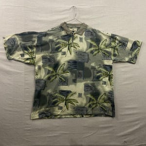 Camisa polo Tommy Bahama para hombre, talla XL, color verde, seda y algodón, estampado tropical de hojas de palmera. imagen 1