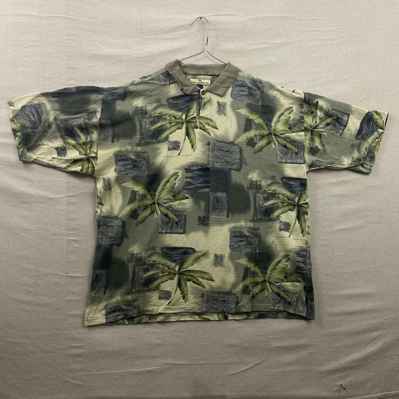 Camisa polo Tommy Bahama para hombre, talla XL, color verde, seda y algodón, estampado tropical de hojas de palmera. imagen 1
