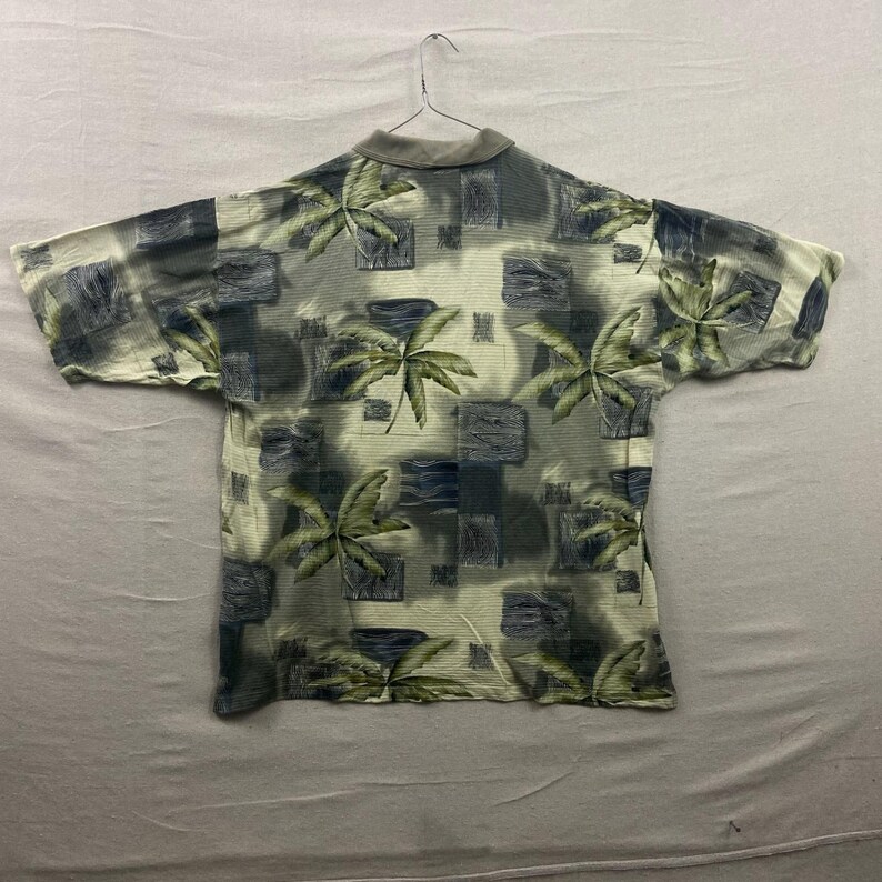 Camisa polo Tommy Bahama para hombre, talla XL, color verde, seda y algodón, estampado tropical de hojas de palmera. imagen 2