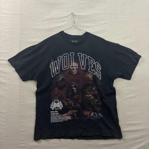 Camiseta gráfica Darc Sport Wolves Club para hombre, talla grande, color negro, con estampado Memento Mori. imagen 1