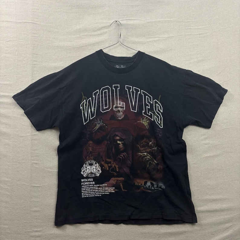 Camiseta gráfica Darc Sport Wolves Club para hombre, talla grande, color negro, con estampado Memento Mori. imagen 1